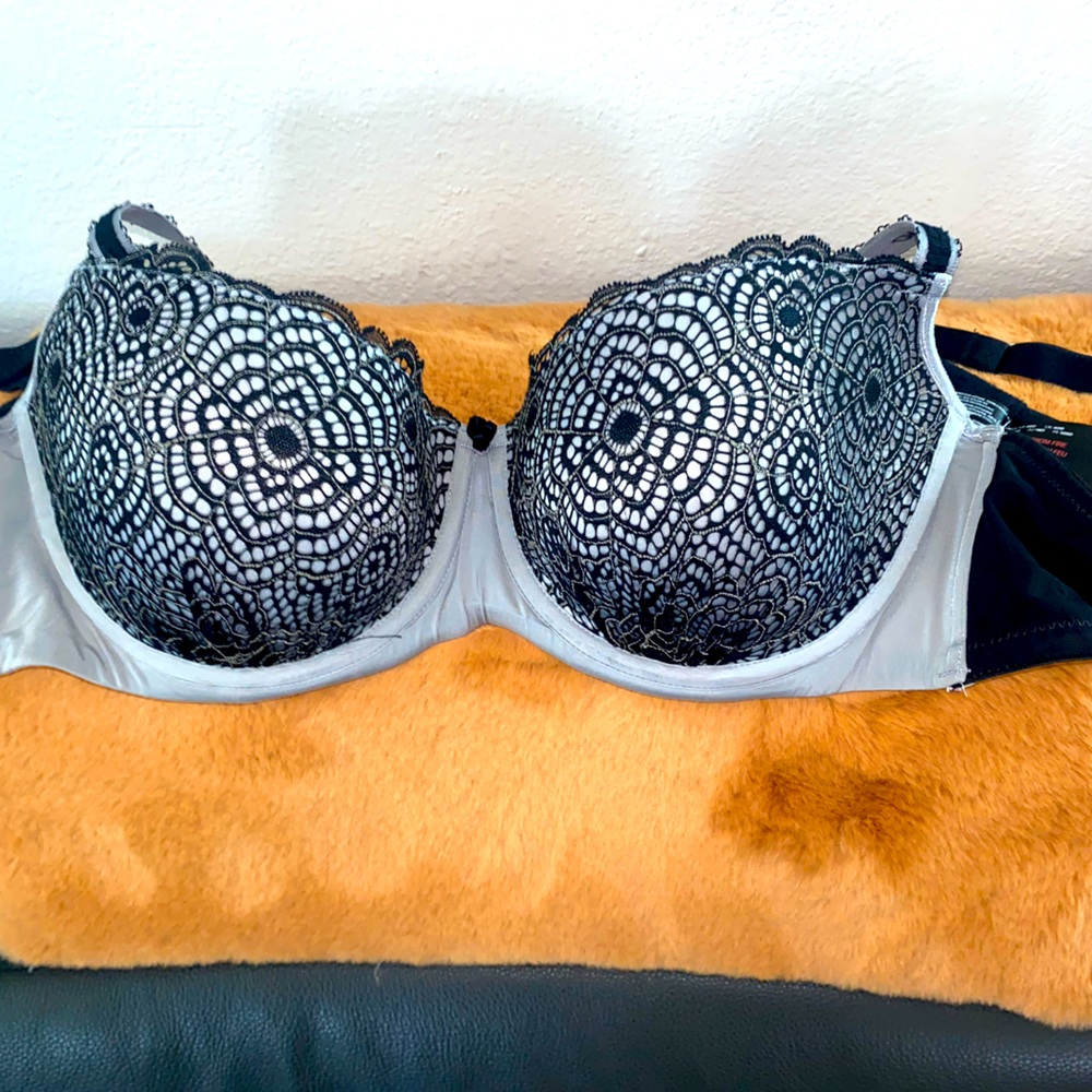 Embroidered bra / balconette